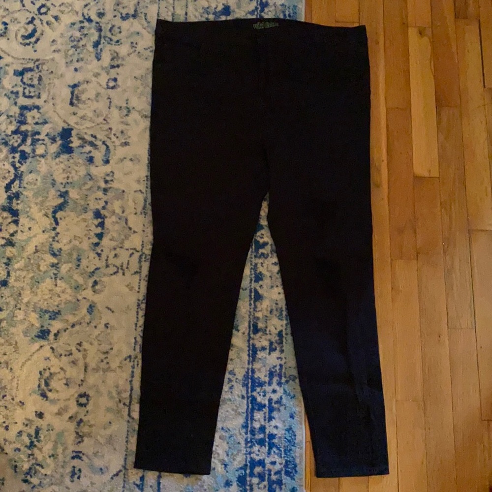 Women distressed black jeans